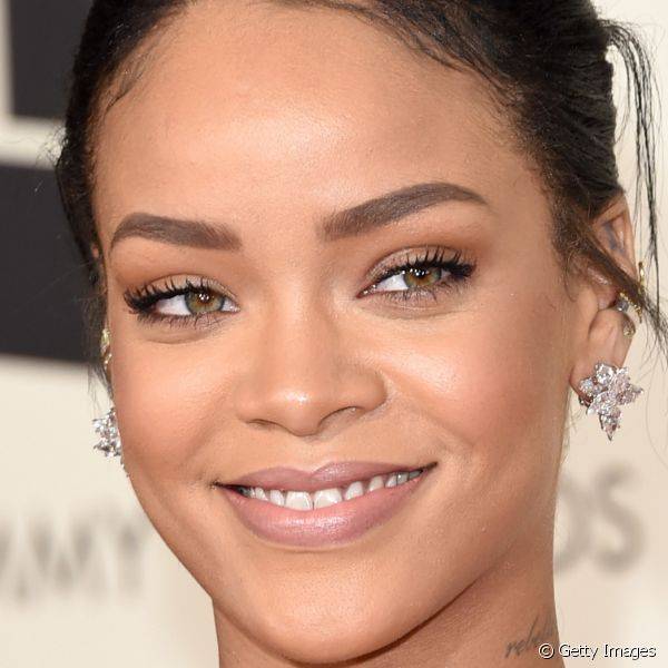 Rihanna usou uma beleza bem clean no evento e, al?m de destacar os c?lios, apenas esfumou as p?lpebras superiores com sombra marrom